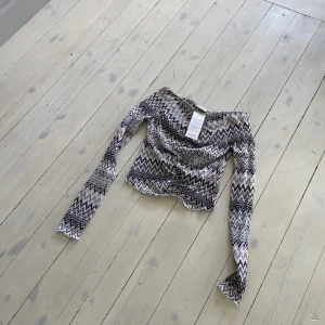 Långärmad tröja  - Köpt från Kappahl för 180kr men säljer den för 150kr❤️ Oanvänd och säljer den för det inte är min stil. Storlek - 158/164❤️