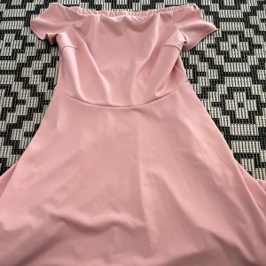 Fin klänning - Fin klänning i bra skick i storlek xs. Klänningen är offshoulder