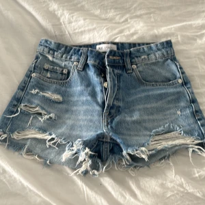 Jeans shorts  - Så fina, knappt använda då de tyvärr är för små för mig