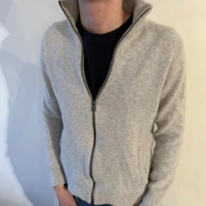 MASSIMO DUTTI TRÖJA - Massimo dutti tröja/cardigan i fint skick, storlek s/m Inget slitage eller liknande. Frågor eller liknande är bara att skriva😊 modellen på bilden är 180cm o väger ca 70 kg