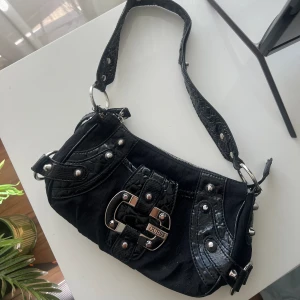 Guess väska - Väldigt fin guess vintage väska