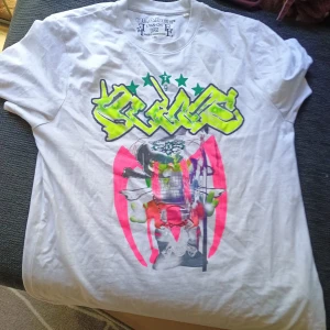 Bladee Virus T Shirt Vit - !! OBS ICKE HUNDFRITT HEM !!  Haft i runt en vecka, säljs p.ga att den är för stor på mig 🥲 Köps för 750, pris kan diskuteras eller alternativt bytas mot annan DG merch (i så fall DM)  #bladee #draingang #ecco2k #thaiboydigital