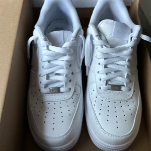 Helt nya airforce 1 storlek 43 - Storlek 43 helt nya airforce 1 alltså på riktigt aldrig andvänt dom. Boxen ingår och allt