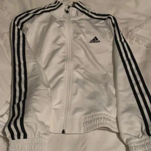 Adidas jacka  - Super cool jacka sälja pga den va för stor 