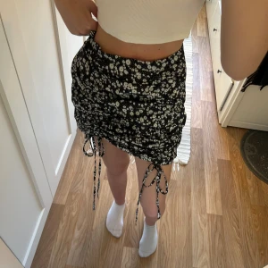 Blommig kjol🌸 - Jättesöt blommig kjol med Justerbara snören längst fram så man kan välja hur lång man vill ha den💞