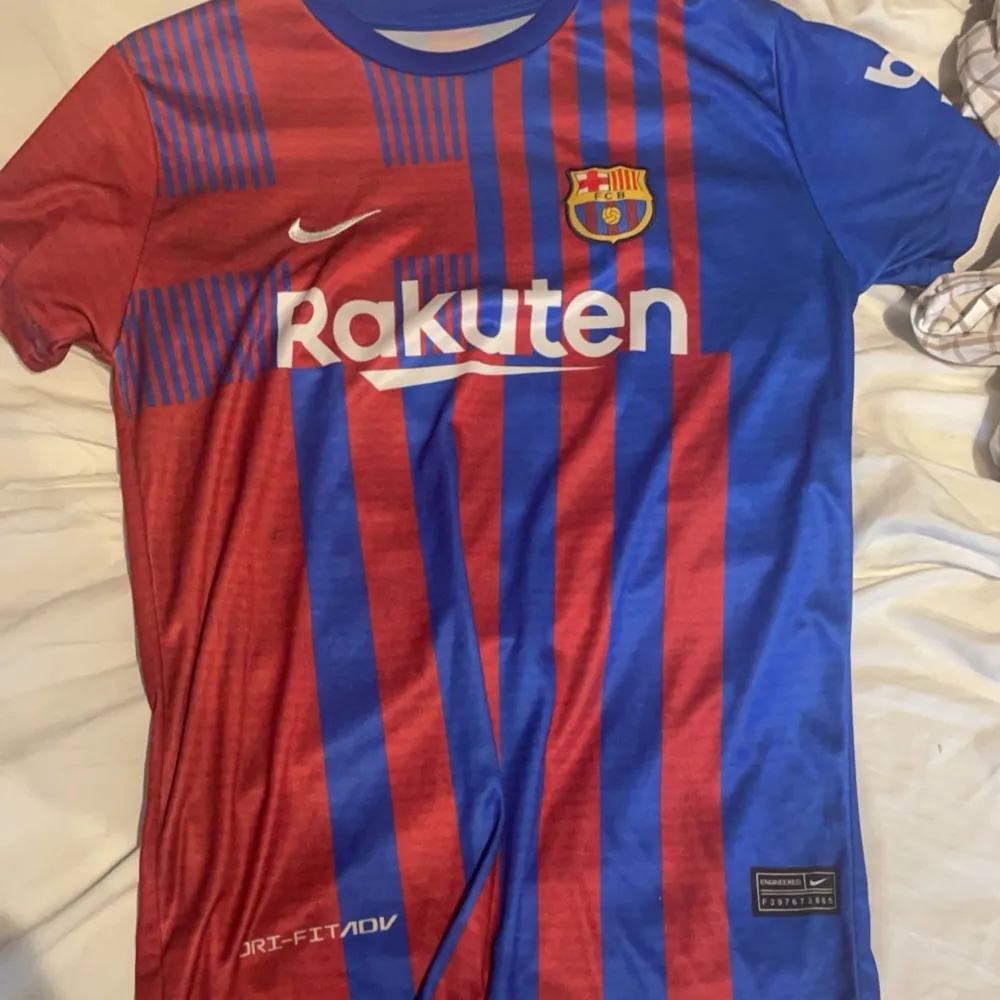 Säljer nu min FC Barcelona tröja på grund av att jag har växt ut den. Använd några gånger men fortfarande i perfekt skick 9-10 Riktig Nice till sommaren . T-shirts.