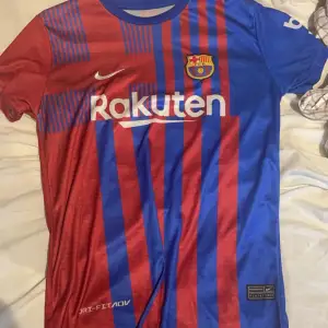 Säljer nu min FC Barcelona tröja på grund av att jag har växt ut den. Använd några gånger men fortfarande i perfekt skick 9-10 Riktig Nice till sommaren 