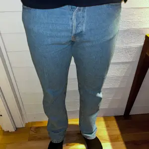 Jack & Jones jeans. Storlek 36/34. Knappt använda och i bra skick. Jeansen ser gråare ut på bilden än vad de är. 