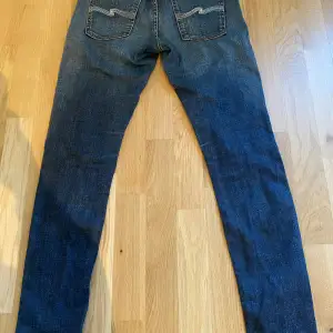 Säljer ett par nudie jeans som är i bra skick. 8,5/10 i skick. Storlek 29W/32L. Köparen står för frakt.