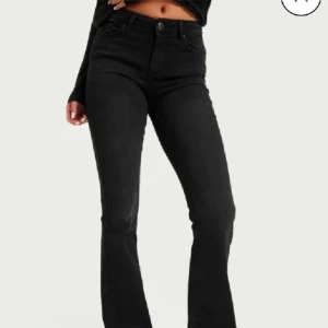 svarta mid waist jeans - tyvärr försmå🌸❤️