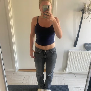 Jeans - Säljer dessa grå jeansen som jag tyvärr inte kan ha längre. Dom är jätte snygg och har inga defekter förutom lite trådar som hänger längst nere vid fötterna💗