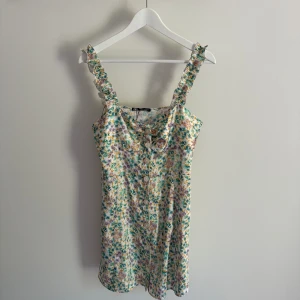 Klänning Zara - Söt blommig klänning från Zara. Blankt material på klänningen. Aldrig använd, lappen sitter kvar. Storlek L
