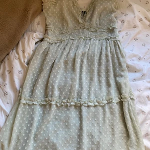 Klänning  - Jättefin pastellgrön klänning, är i storlek S och använd en gång, säljer då den var lite liten på mig, har en dragkedja på sidan som fungerar utmärkt och har inga skador osv💗