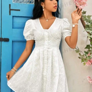 Vitkläning från Shein - En supersöt klänning som funkar till studenten, skolavslutningen eller till vardags. Klänning är inte använd på grund att jag hittade en annan klänning till studenten. Klänningen är i storlek 38/M och sann i storleken. 