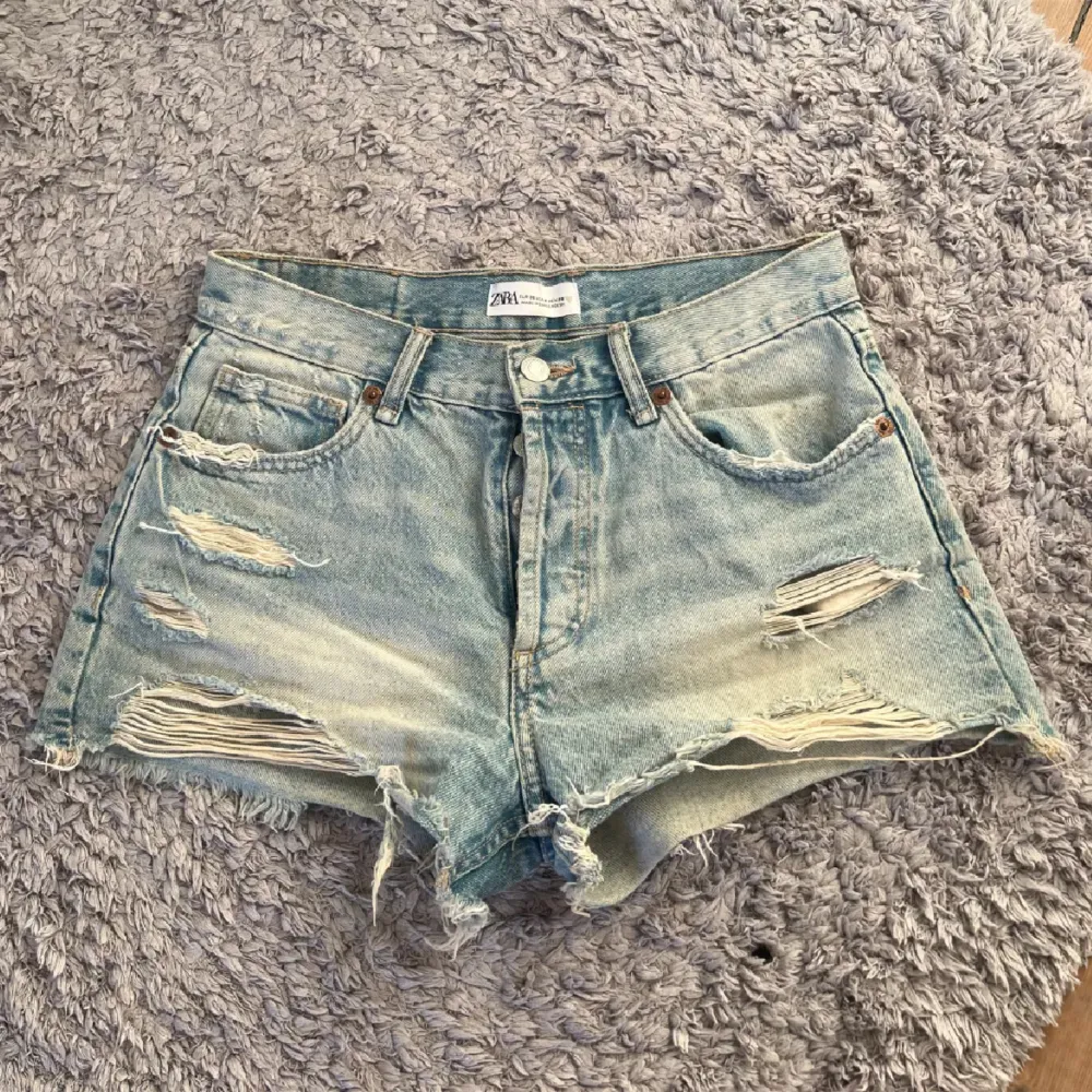 Lånade bilder från @lykkeklattborg som säljer likadana i storlek 36.  Säljer mina fina zara jeansshorts då de blivit för små💕superfint skick, köpte förra sommaren !. Shorts.