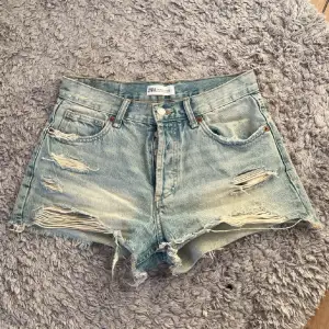 Lånade bilder från @lykkeklattborg som säljer likadana i storlek 36.  Säljer mina fina zara jeansshorts då de blivit för små💕superfint skick, köpte förra sommaren !