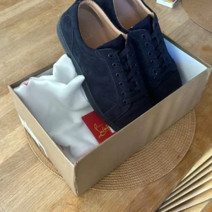 Christian Louboutin  - Ett par ass feta Louboutins modellen heter Four Amsterdam och är köpta i Frankrike har tyvär dock tappat bort kvittot de är knappt använda och städas ofta. Skick: 9,5/10. Priset är inte fast i sten 