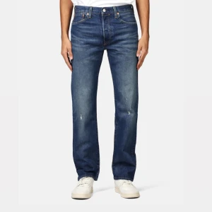 Nya Levis 501 - Jag säljer dessa Levis 501 då jag inte tycker passformen klär mig. De är testade annars helt nya.   Storlek 31:32  Nypris 1250kr Mitt pris 500kr