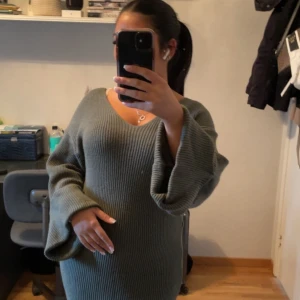 Klänning - Stickad klänning med slits i en khaki grön färg. Använd en gång. 