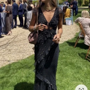 asos klänning - använd en gång, jättefint skick❤️ (har ett linne under på andra bilden) nypris 900 pris kan diskuteras 🥰 är 160 och blir perfekt längd med klackar!