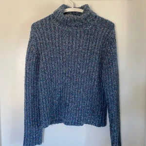 Blå stickad tröja  - Stickad tröja i blå. Storlek mellan S-M.
