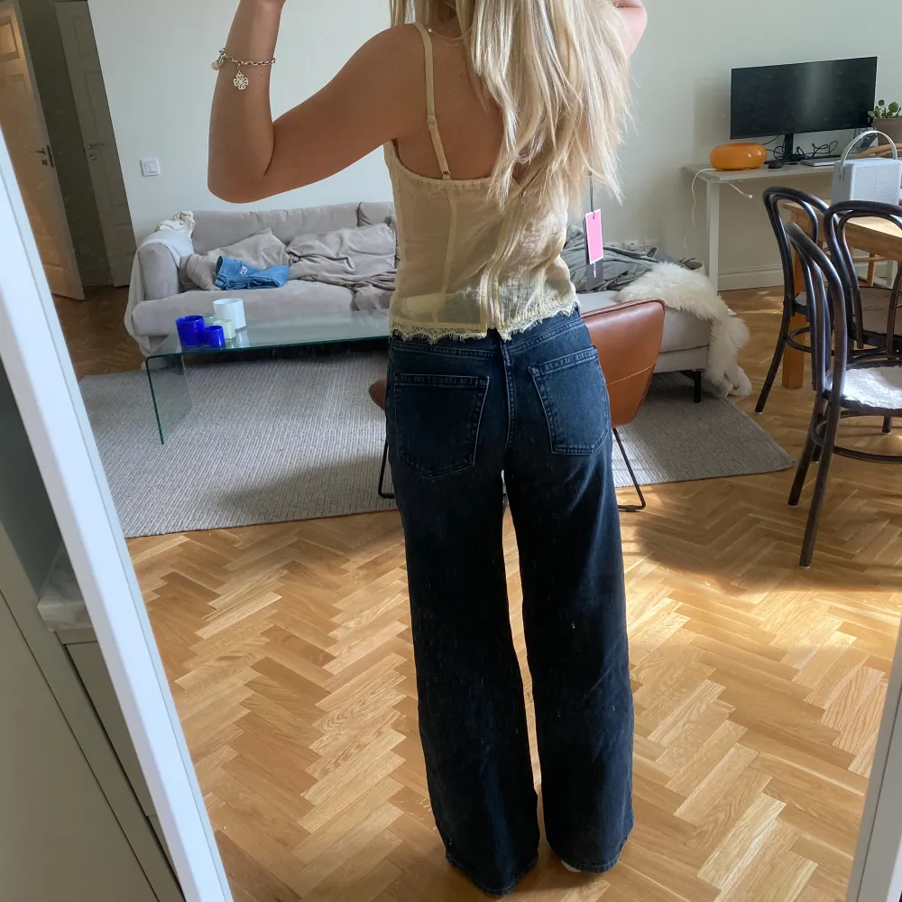 Jeans från KARVE i storlek XS. Mörkgrå/blå färg. Superfint skick, tjockt och bra material! . Farkut & Housut.