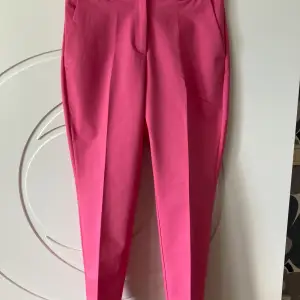 Nya rosa slacks H&M, regular waist, anlkle length.
