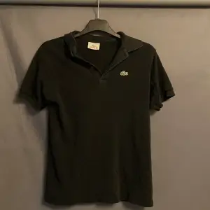 Säljer denna Lacoste T-shirt i svart 