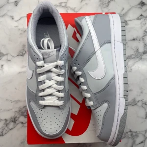 Nike Dunk Low Junior ”Wolf Grey” - Helt nya och oanvända Nike Dunk Low ”Wolf Grey” i Juniormodellen. Storlek: 39. Skicka ett meddelande vid intresse. 