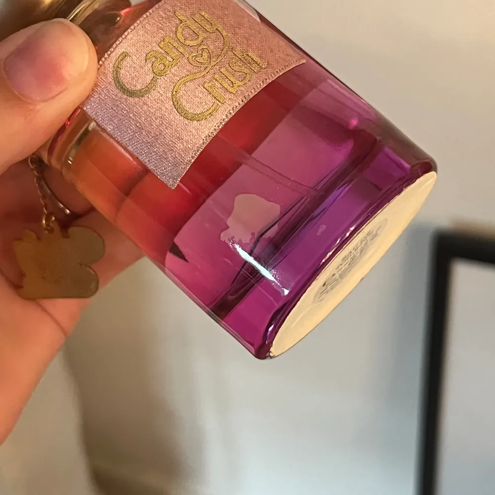 candy crush lollipop parfym som nästan är full, luktar sött, har några missfärgningar på färgen men inget man tänker på, 75 ml, nypris 500kr och säljer för 99kr. Övrigt.