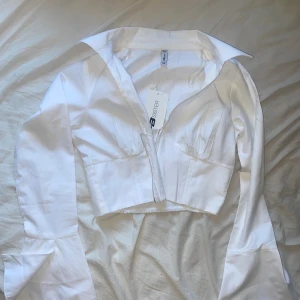 blus - en vit blus från new yorker, den är fin och är använt bara 1 gång och prislappen finns kvar