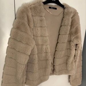 Pälsjacka - Säljer min pälsjacka från Gina Trocot då jag inte använder den längre, den är i nyskick