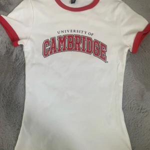 Cambridge t-shirt - Säljer för den kommer aldrig användas. Endast provad! Orginalpris: 170 Tvättas innan skickning