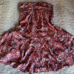 Klänning - Söt sommar klänning från H&M som inte säljs längre💘finns band så man kan knyta den runt nacken