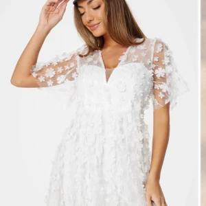 Klänning  - Studentklänning från bubbelroom i storlek 42. Nyskick med prislappen kvar, aldrig använd! Nypris 900kr, säker för 700kr