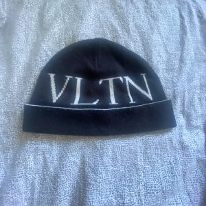 Valentino mössa  - Finns ej många såna här i värden 