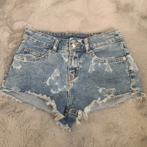 Fjärils low waist shorts - Säljer pga ingen användning och inte min storlek. Endast provad! Orginalpris:200