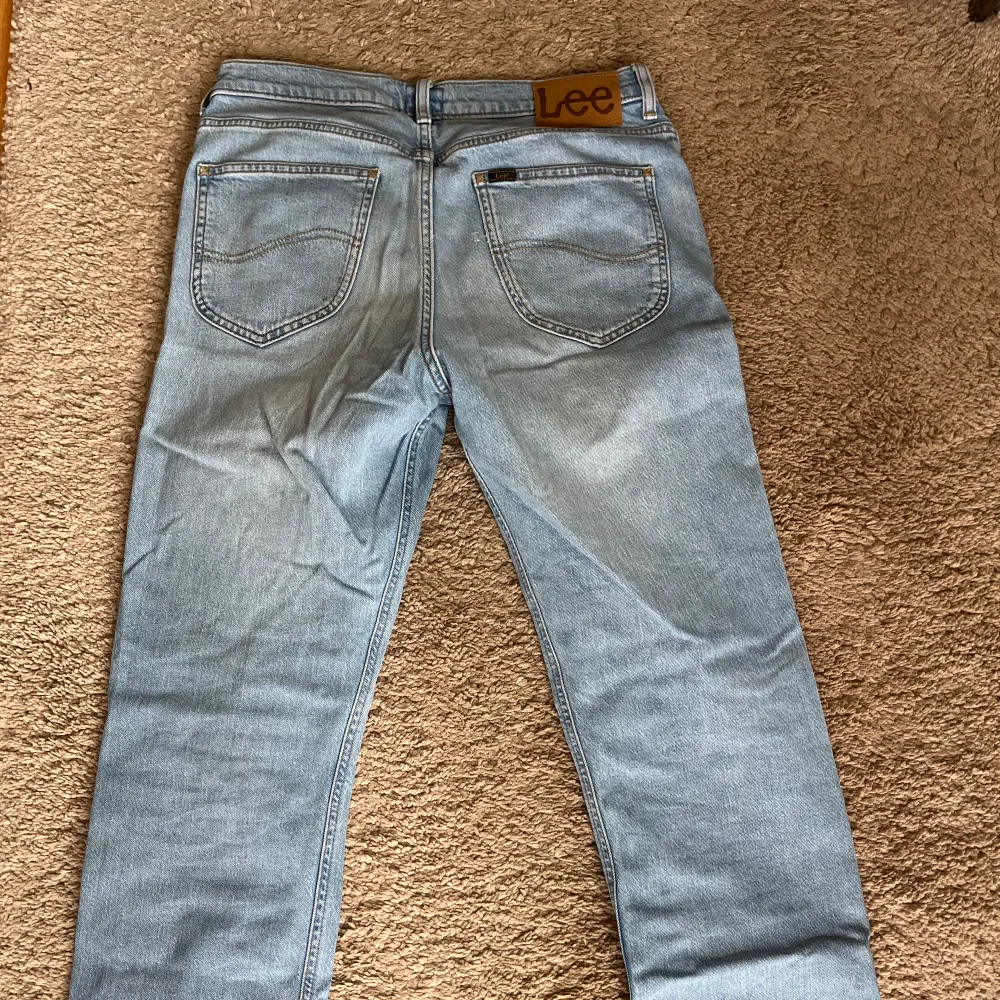 Säljer att par jeans i bra skick från märket Lee.   Modellen heter West och som ni ser på bild ”3” är storleken W30/L32.  I min mening ljuger bilden lite😅 De är lite mer blåa i verkligheten och inte lika urtvättade som dem kanske verkar.   Pris 200kr. Jeans & Byxor.