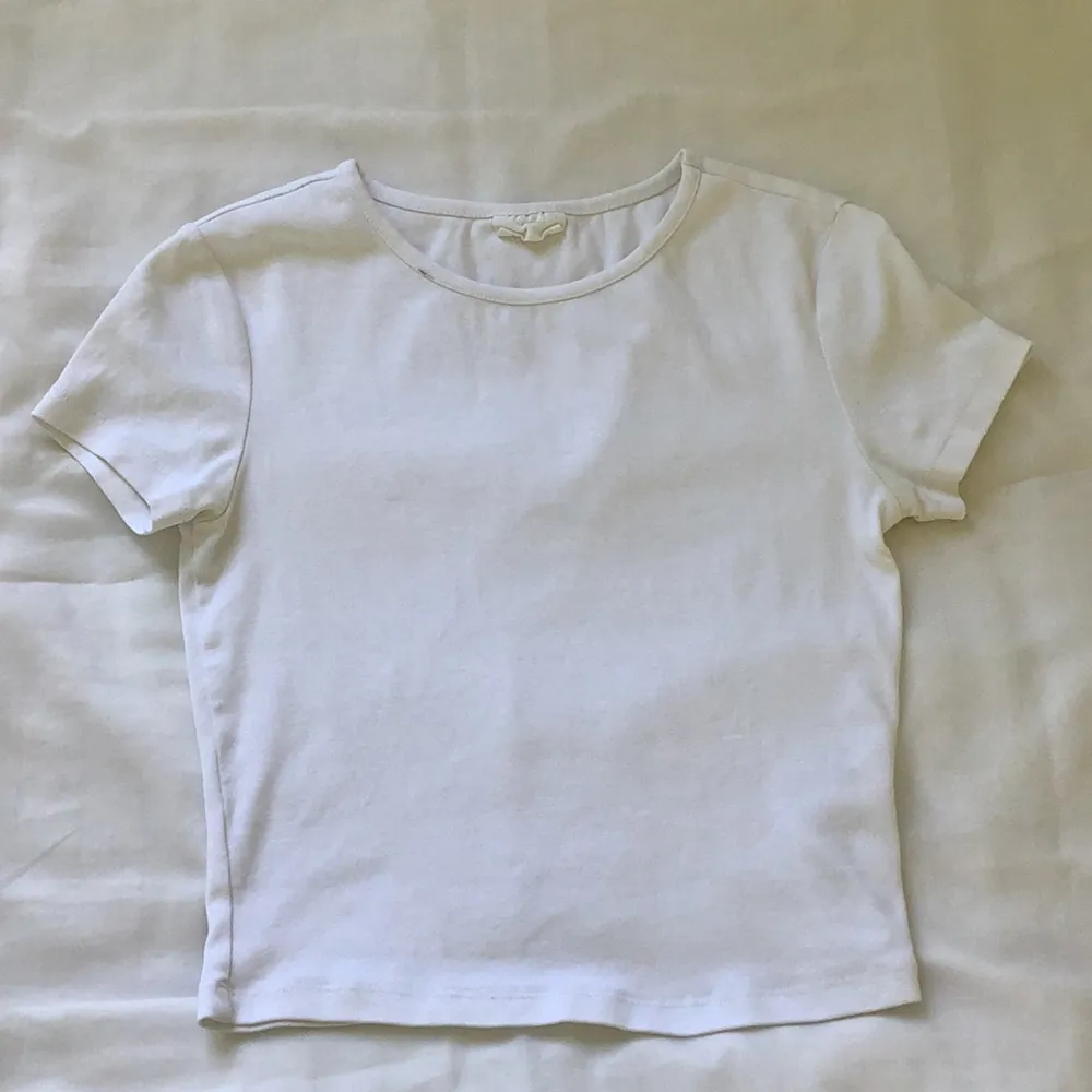 Säljer den här helt vanliga vita t-shirten i storlek S!! Den är i perfekt skick förutom att den har en liten mascara fläck längst upp (zooma in). Kom privat för hela frakten och hela betalningen sker via swish💘💕. T-shirts.