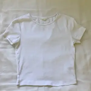 Säljer den här helt vanliga vita t-shirten i storlek S!! Den är i perfekt skick förutom att den har en liten mascara fläck längst upp (zooma in). Kom privat för hela frakten och hela betalningen sker via swish💘💕