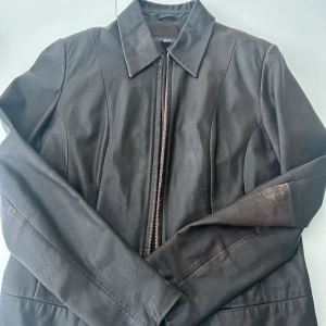 Läderjacka  - Äkta läder jacka i fint skick. Säljes för 300 men kan diskutera pris. Storlek L men passar väldigt bra för en person som är S/M även. Väldigt fin och bra tagit hand om!!😊