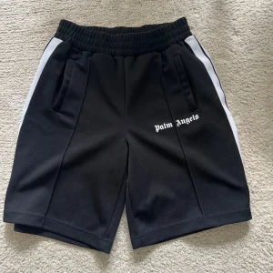 Palm angels shorts - Tjabba! Säljer nu ett par svarta palm angels shorts i storlek M. Perfekt nu till dem varma dagarna. Fint skick. Pris: 1900