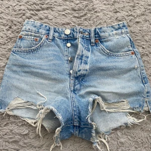 Suuuper fina jeansshorts!!🩷🩷 - Bra passform, endast använda ett fåtal gånger. Säljs då de inte kommer till användning. Suuuper fina!!