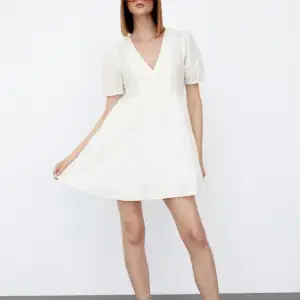 Säljer den här vita mini klänningen från zara med puffer armar. Super skön luftig till sommaren och i helt nyskick! Den går inte att få tag på längre.