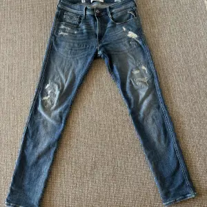 Säljer dessa replay anbass jeans med riktigt sällsynt modell.  Skick: 8/10 inga flaws Storlek: 31
