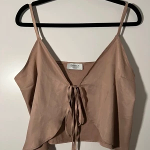 Topp från Chiquelle - Jättefin topp från Chiquelle i stl M. Köpte den på Vinted och passade bra förutom över brösten, så får sälja den vidare tyvärr. Den var endast använd ett fåtal gånger. Lånar bilden av säljaren jag köpte den av!