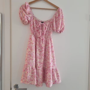 Gina tricot blommig klänning - Blommig klänning från gina i strl xxs. Passar mig som har xs-s vanligtvis. Använd 1 gång.