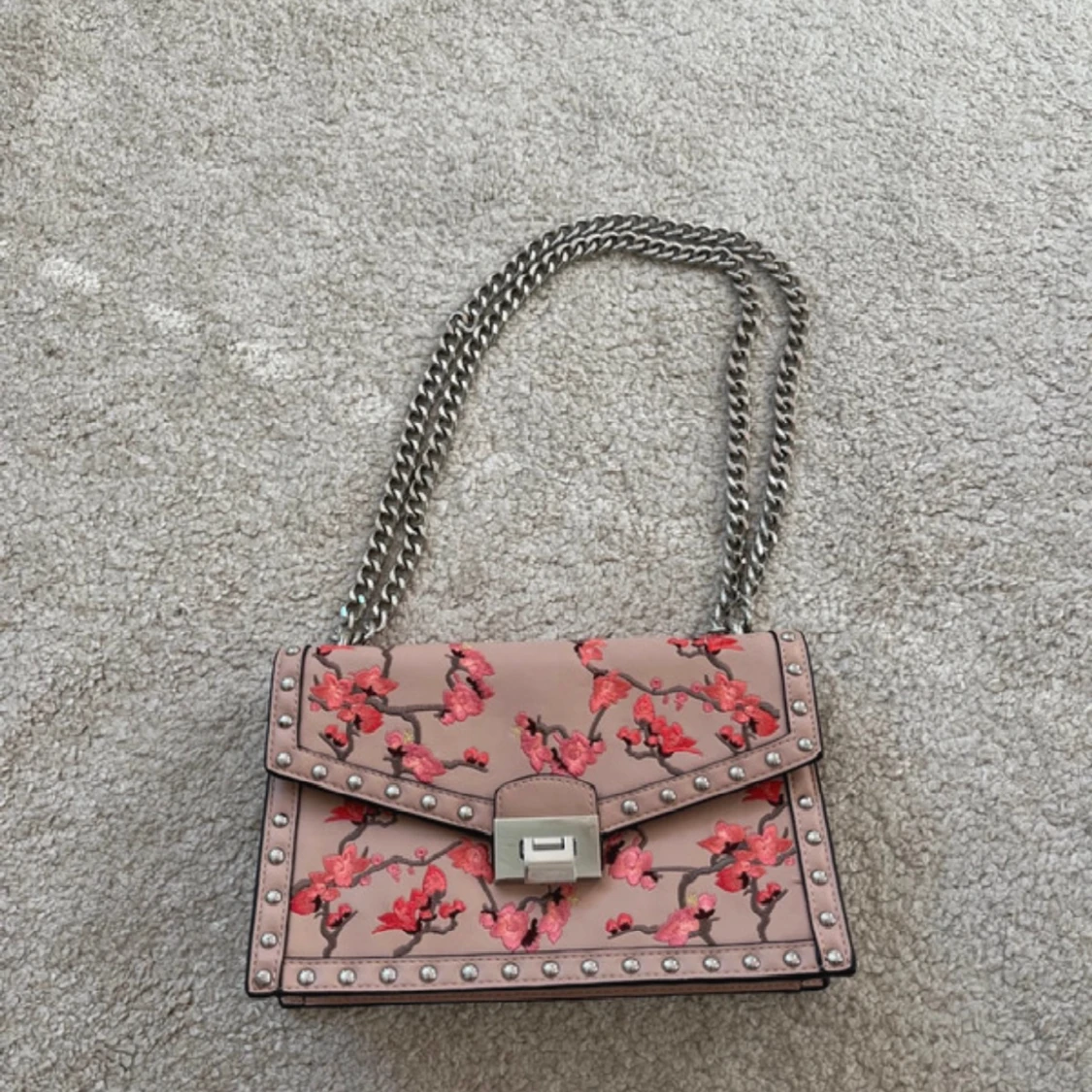 Blommig rosa väska- Mango