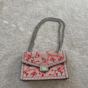 Blommig rosa väska- Mango - Superfin och rymlig väska med silverdetaljer i mycket fint skick, endast använd några gånger🫶🏼🌸 Mått: 26x16x7cm