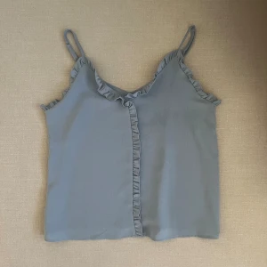 Blått linne  - Bra skick, aldrig använt, fin färg, fina detaljer, skriv privat för mer info😊